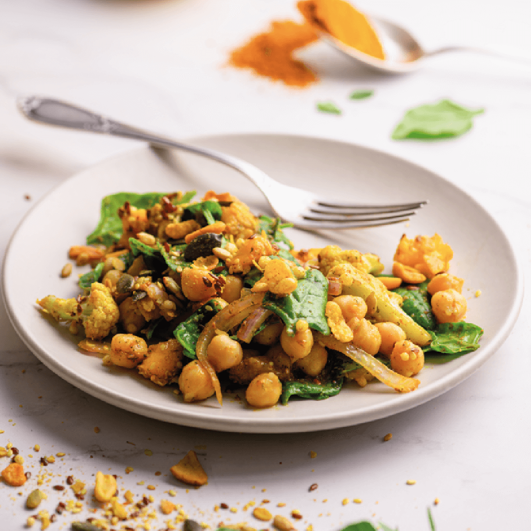 M&atilde;os preparando uma salada harmoniosa